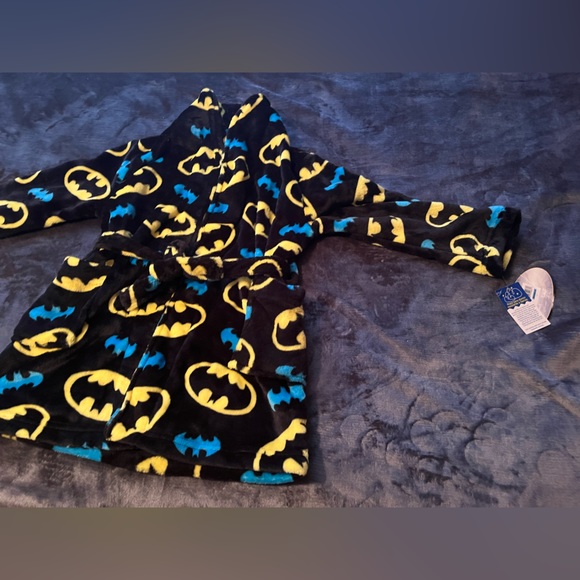 NWT Batman Robe 100% Polyester Size 6/7 (boys) - Picture 5 of 15